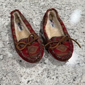 Size 6 Womens Minnetonka Red Aztec Pattern Slippers Lined